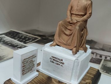 Выпускник школы № 6 воссоздал памятник Николаю Островскому