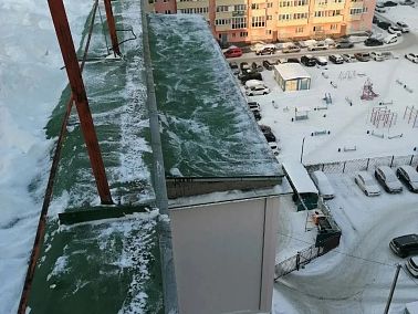 В Копейске ежедневно проверяют, как управляющие компании чистят крыши от снега