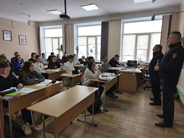 Сотрудники полиции Копейска знакомят школьников с профессией правоохранителя