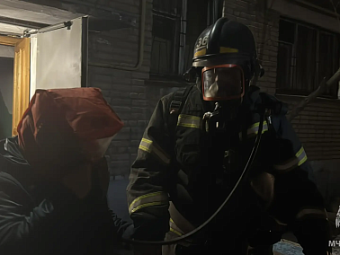 В Копейске пожарные спасли взрослого и ребёнка при возгорании в квартире