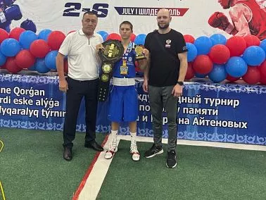 Копейский боксёр Михаил Степанов завоевал золото и чемпионский пояс в Казахстане