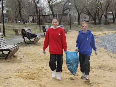 Волонтёры навели порядок у пруда Вагановка в Копейске