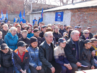 Растопить лед не получится! Хотя лед уже растаял, копейские хоккеисты продолжают тренироваться Растопить лед не получится! Хотя лед уже растаял, копейские хоккеисты продолжают тренироваться