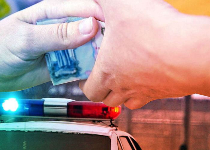 Сотрудник ГИБДД получил взятку от пьяного водителя Сотрудник ГИБДД получил взятку от пьяного водителя