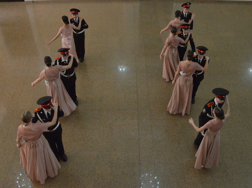 Танцоры переносят зрителей в дворцовую эпоху.JPG