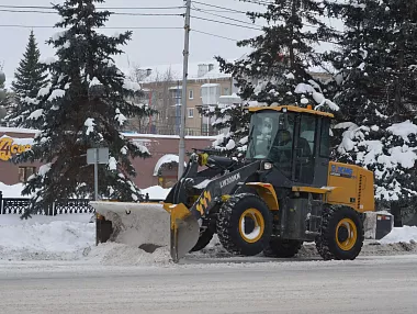 В Копейске продолжается уборка снега с дорог
