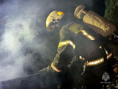 В Копейске сотрудники МЧС потушили пожар в бане