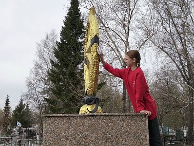 Волонтёры Копейска привели в порядок территорию у братской могилы воинов ВОВ