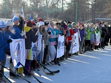 В Копейске прошел турнир по хоккею на валенках среди педагогов «Профсоюзы на льду-2026»