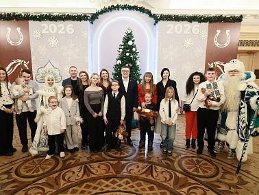 Алексей Текслер исполнил детские мечты в рамках благотворительных акций