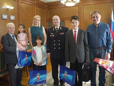 В Челябинской области детям сотрудников полиции вручили подарки к учебному году